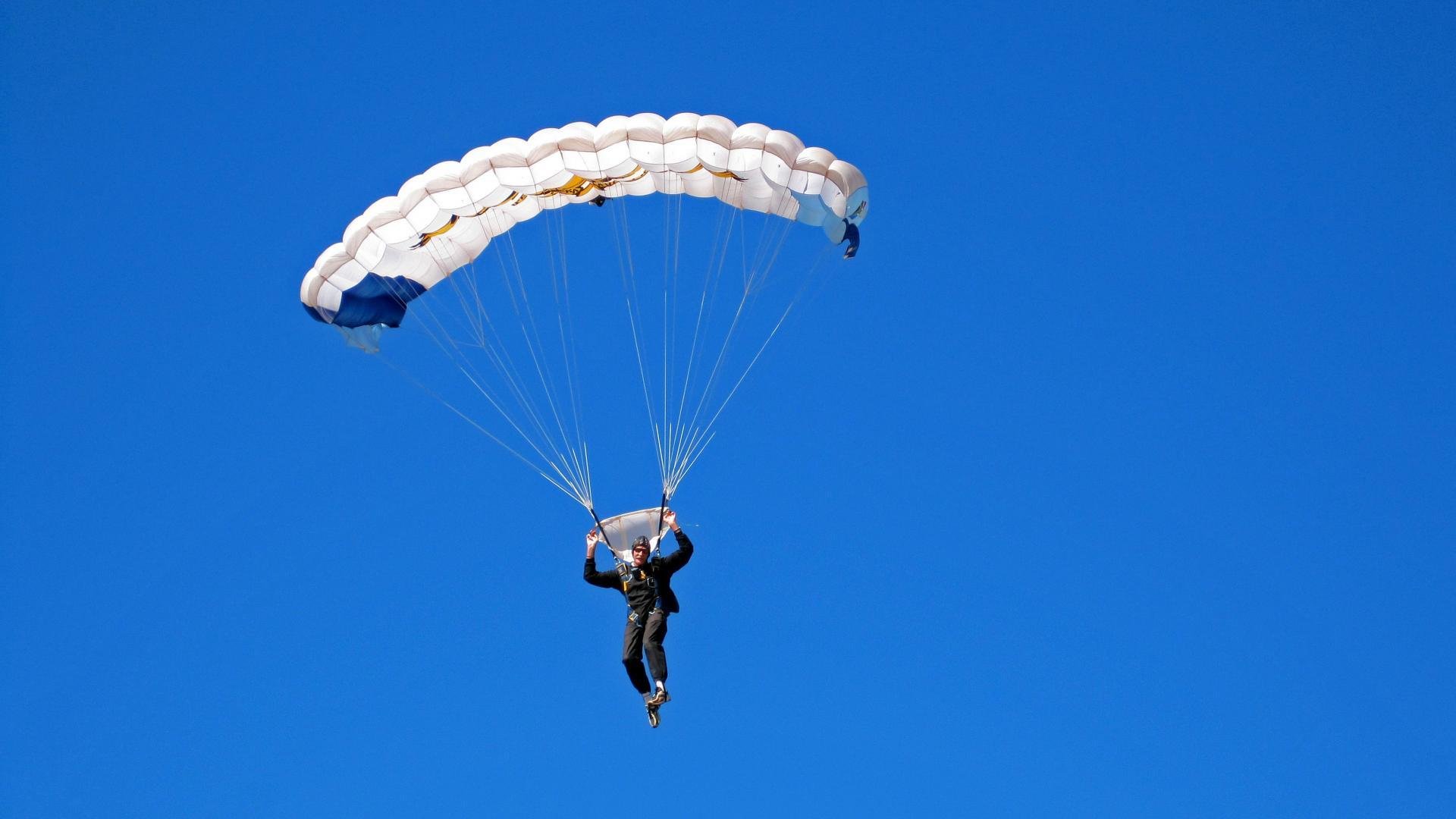 爱游戏中国-_运动员退役后的新角色：教练、解说、公益先锋_，运动员退役做教练