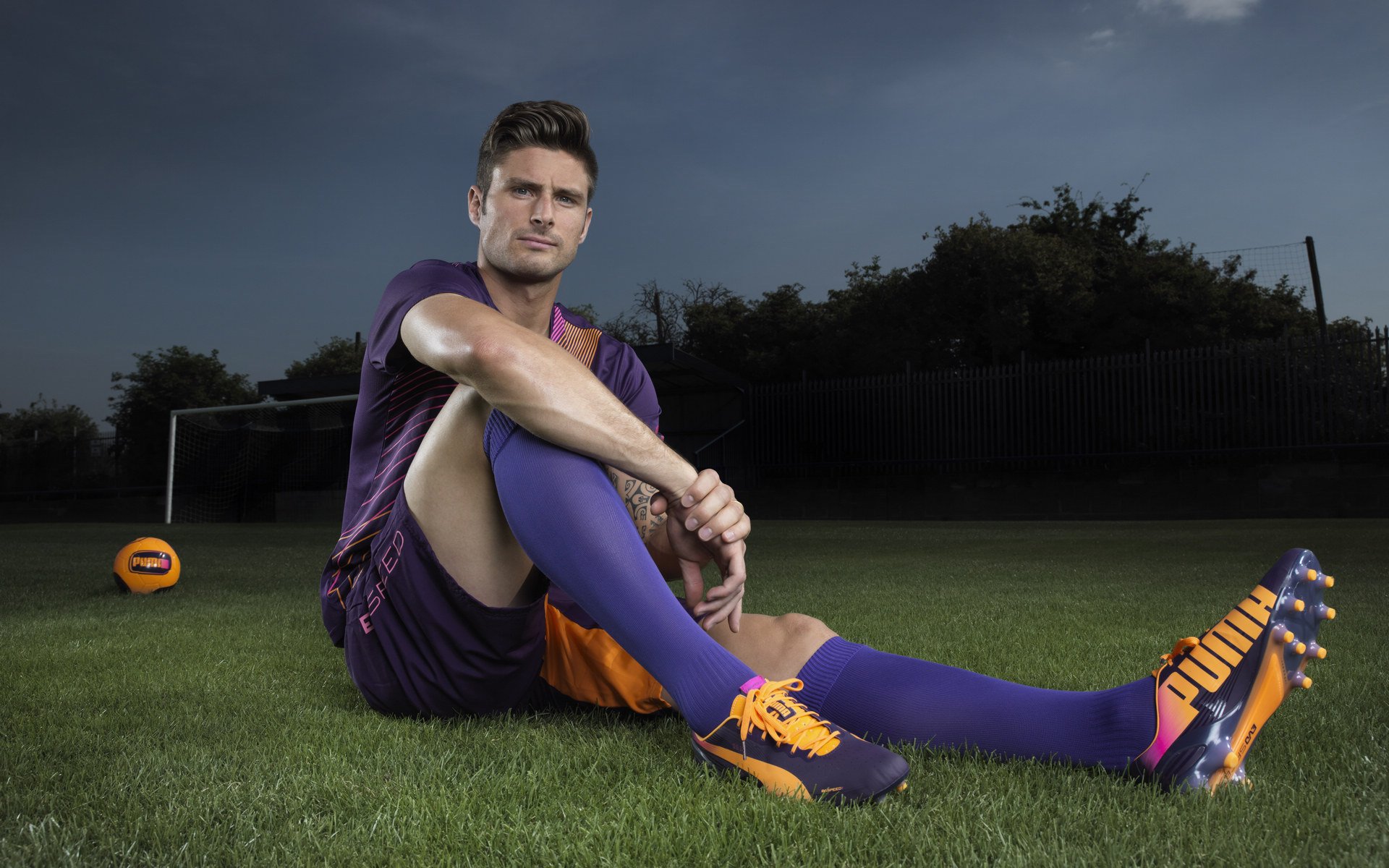 爱游戏 电竞-“英超榜首大战火爆上演，两强鏖战不分胜负”，英超争4