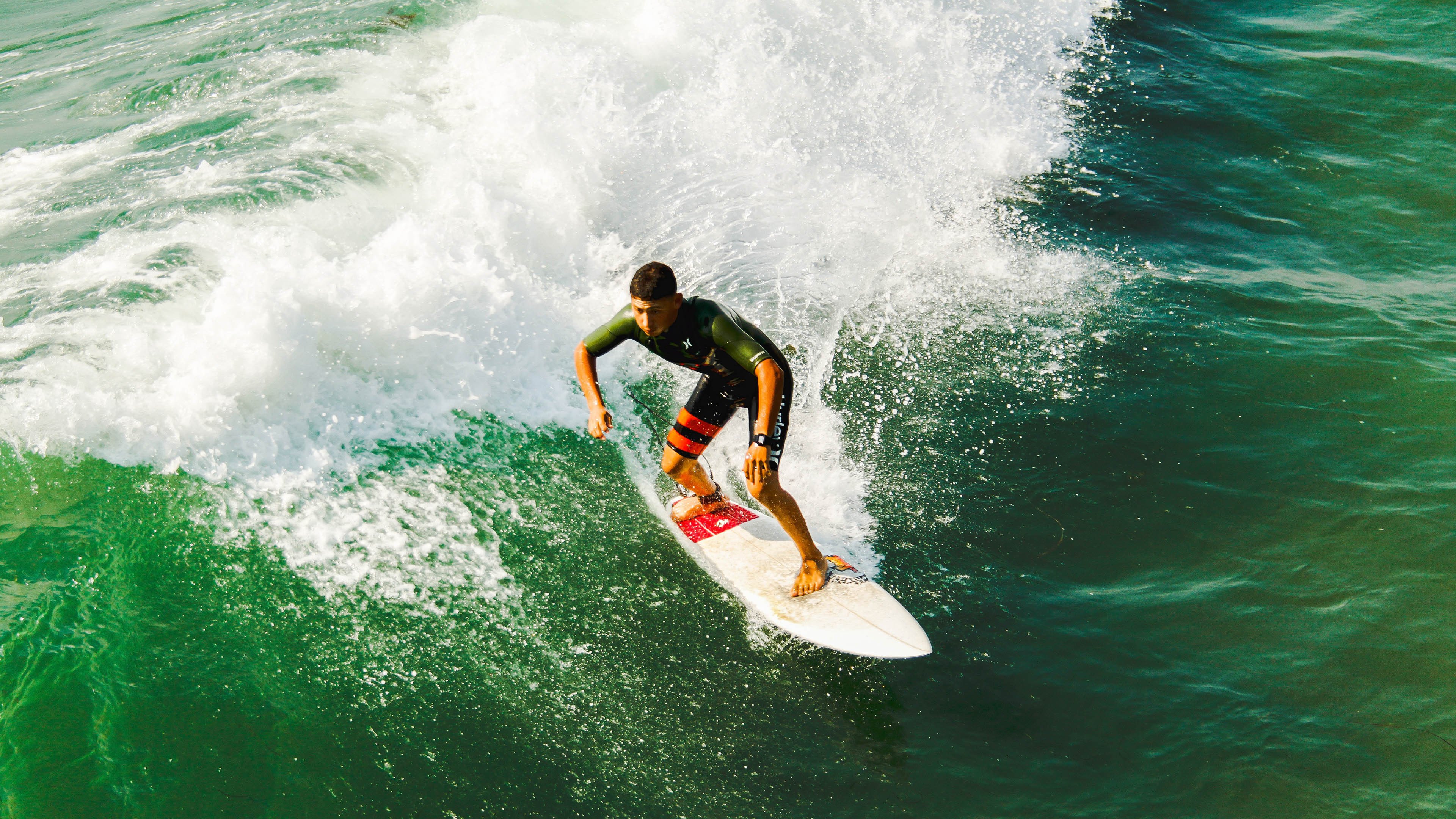 全球球场激烈战斗：篮球争雄风云再起，篮球场之争